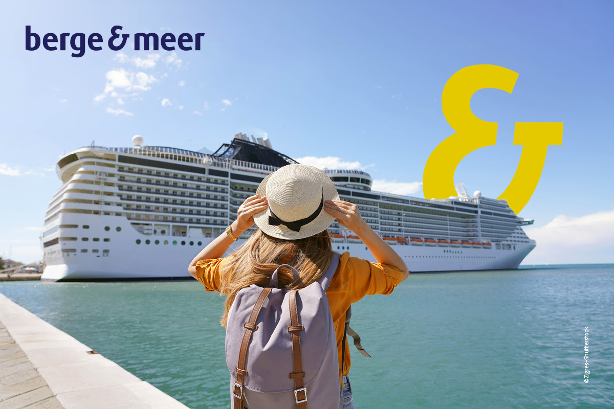 Blick auf ein riesiges Kreuzfahrtschiff im Hafen mit Tourist im Vordergrund